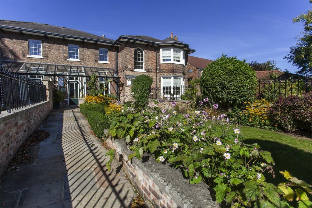 4 bedroom house for sale in College Court, Dringhouses, York, YO24