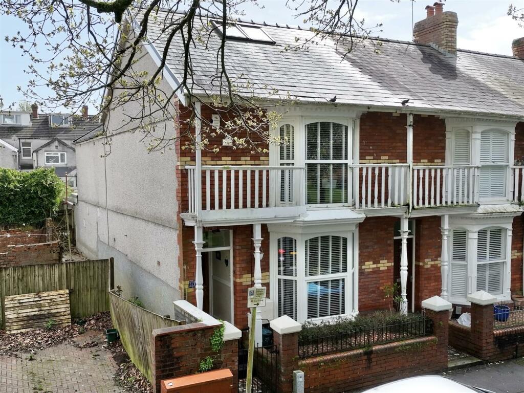 4 bedroom end of terrace house for sale in Oakwood Road, Brynmill, Swansea, SA2