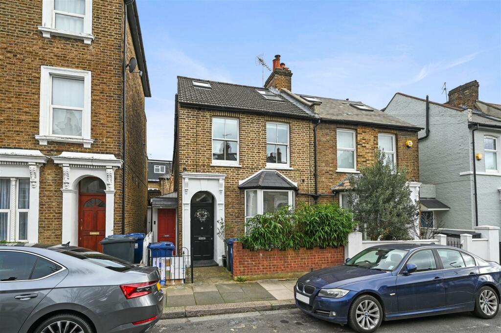 2 bedroom flat for sale in Cowper Road,Poets Corner,Acton, London, W3
