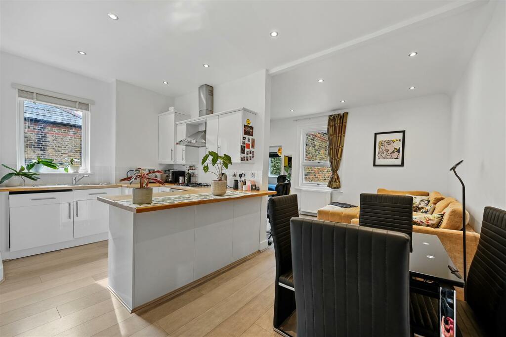 1 bedroom flat for sale in Twyford Avenue, London, W3