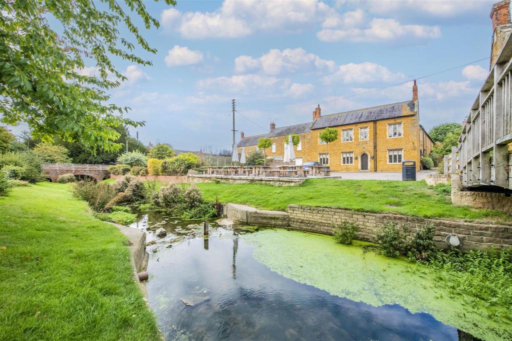 2 bedroom property for sale in Prices From £200,000 Medbourne Edge