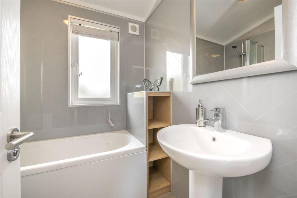 2 bedroom property for sale in Prices From £200,000 Medbourne Edge