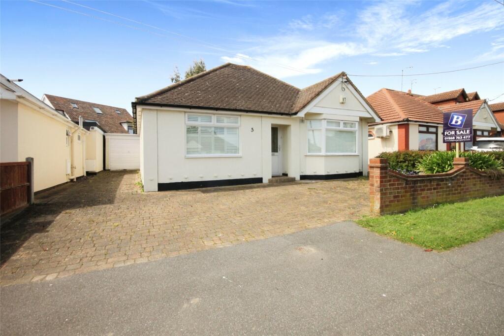 2 bedroom bungalow for sale in Guernsey Gardens, Wickford, Essex, SS11