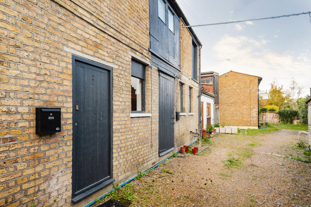 Apartment to rent on Cinnamon Mews, Palmers Green, N13