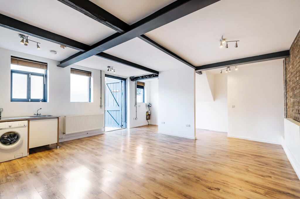 Apartment to rent on Cinnamon Mews, Palmers Green, N13