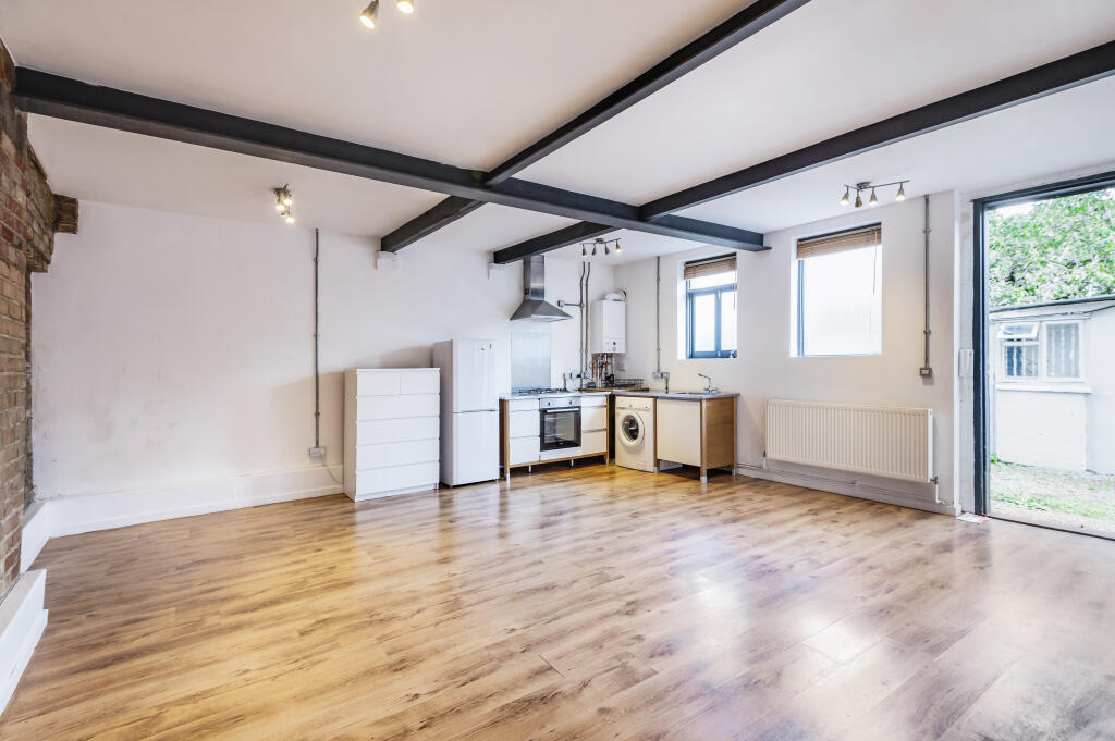 Apartment to rent on Cinnamon Mews, Palmers Green, N13
