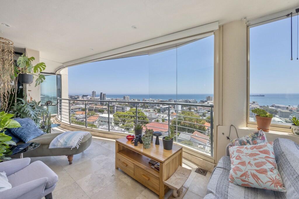 3 bed Apartment in Sea Point, Cape Town...