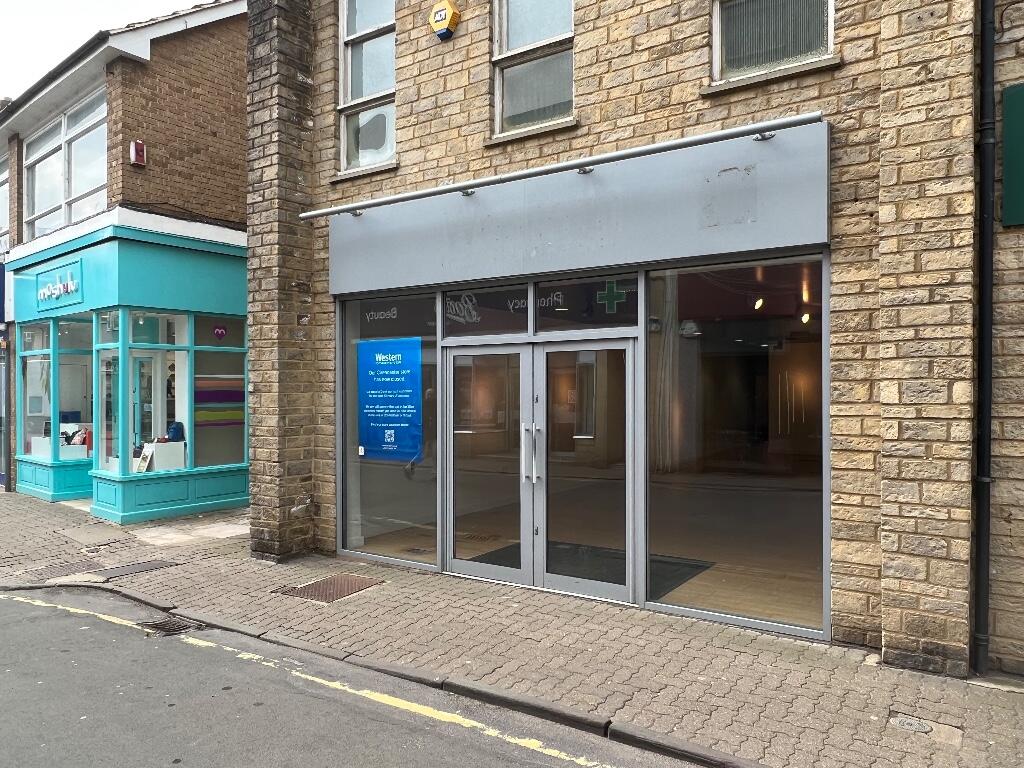 High street retail property to lease in 26 Cricklade Street