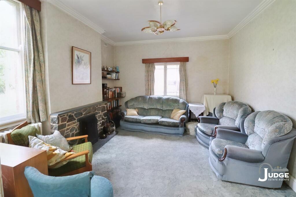 5 bedroom detached house for sale in Station Road, Kirby Muxloe