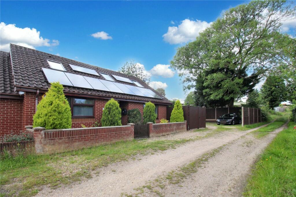 3 bedroom semidetached house for sale in Oval Road, Costessey, Norwich