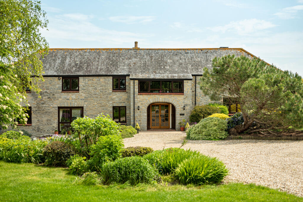 4 bedroom detached house for sale in Nidon Barn, Broadmead Lane