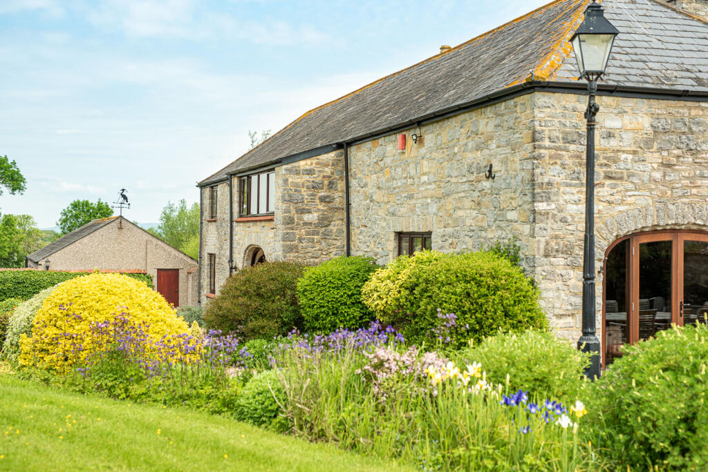 5 bedroom detached house for sale in Nidon Barn, Broadmead Lane