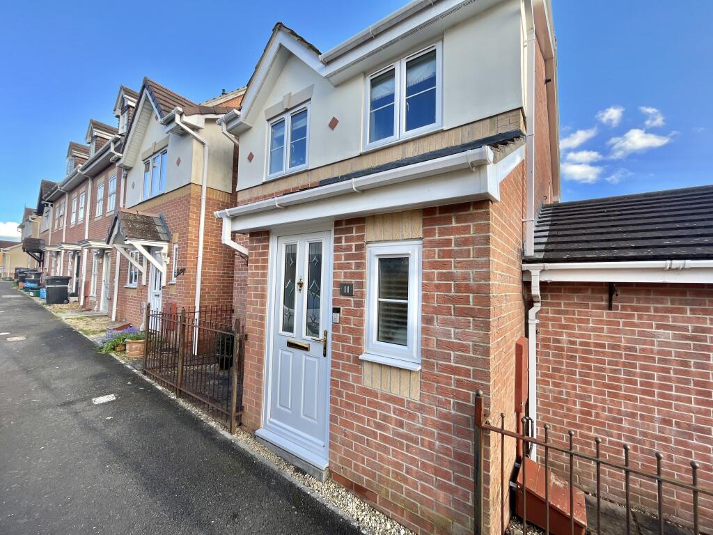 3 bedroom detached house for sale in Ermine Street, Yeovil, Somerset, BA21