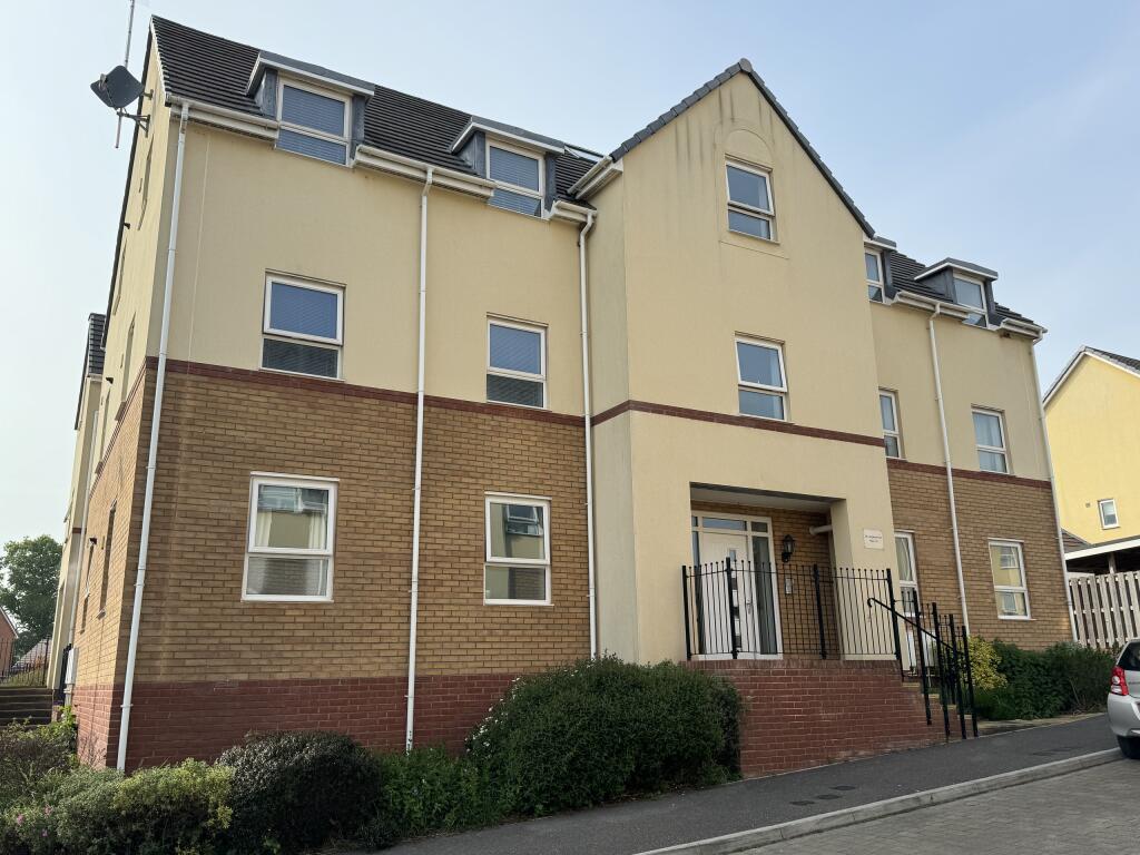 2 bedroom ground floor flat for sale in Cullompton, Devon, EX15