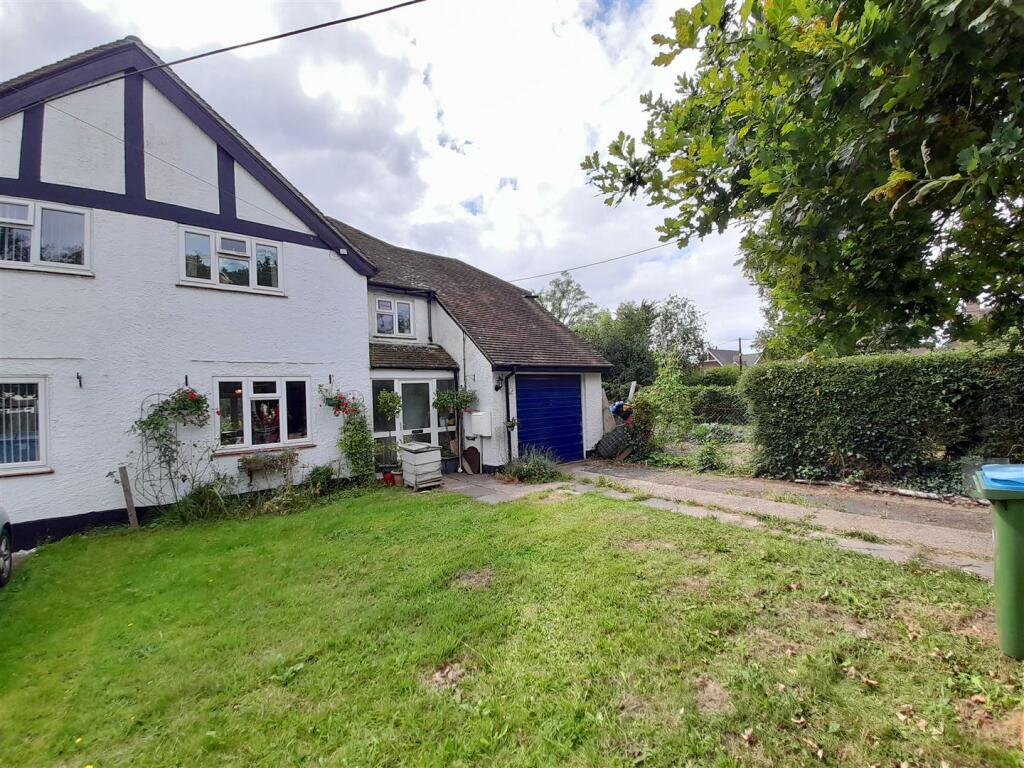 3 bedroom semidetached house for sale in Arundel Road, Fontwell, BN18