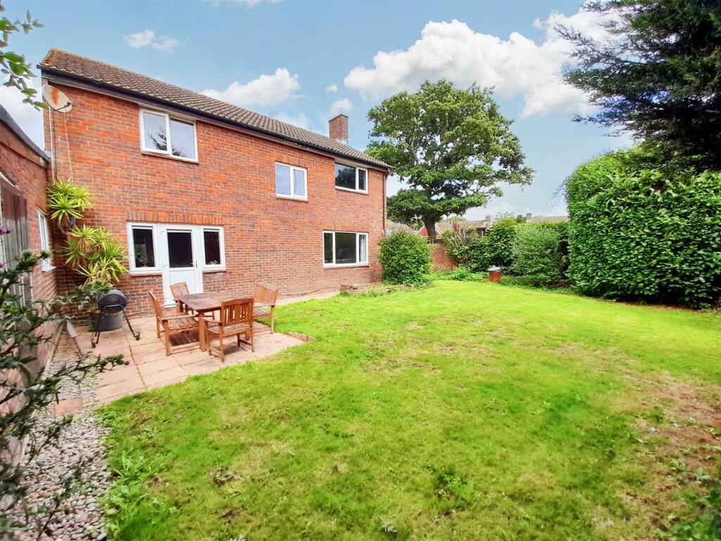 5 bedroom detached house for sale in Field, Westergate, PO20