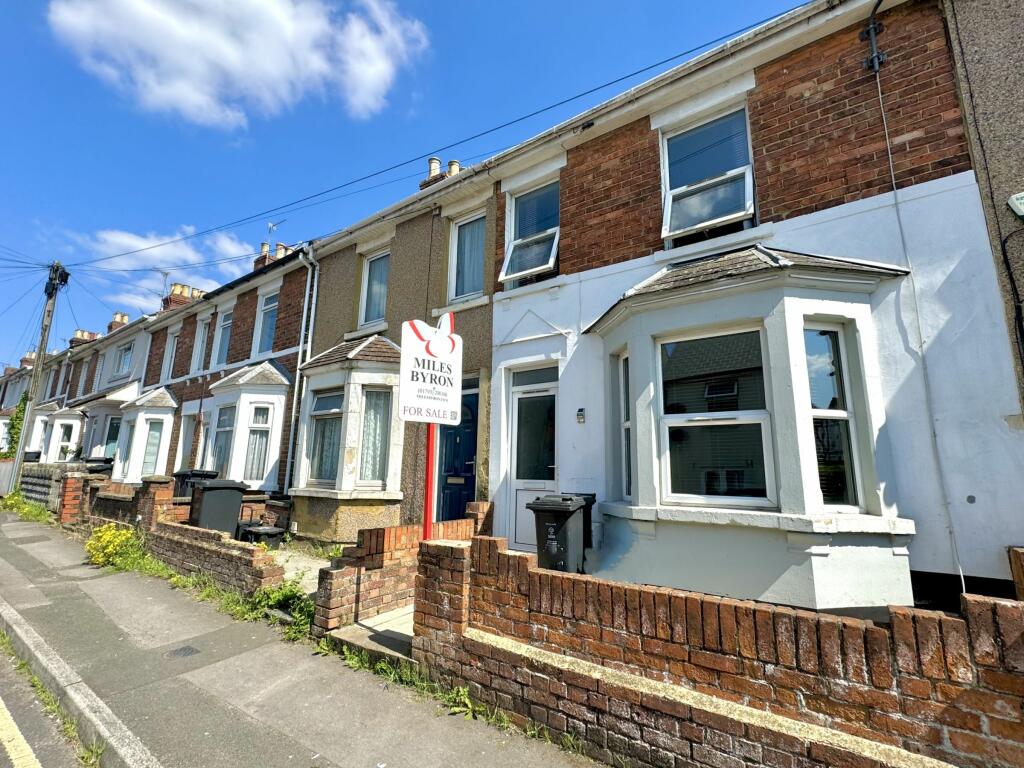 2 bedroom terraced house for sale in William Street, Swindon Town