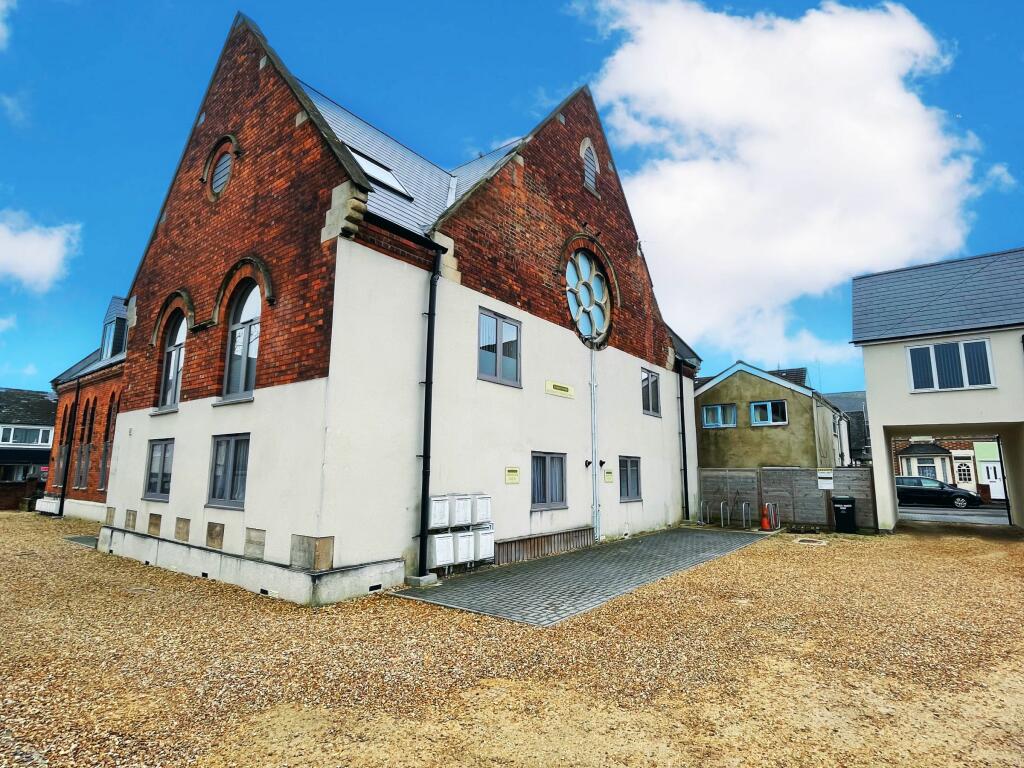 2 bedroom apartment for sale in Cricklade Road, Gorse Hill, Swindon, SN2