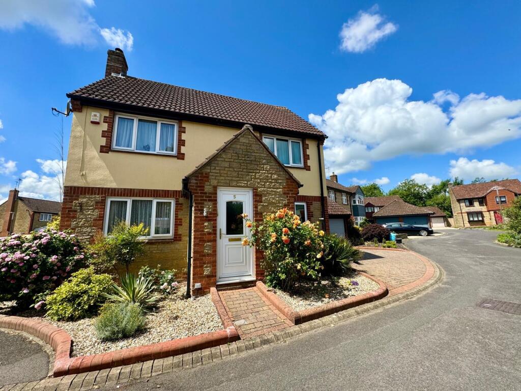 3 bedroom detached house for sale in Rochford Close, Grange Park