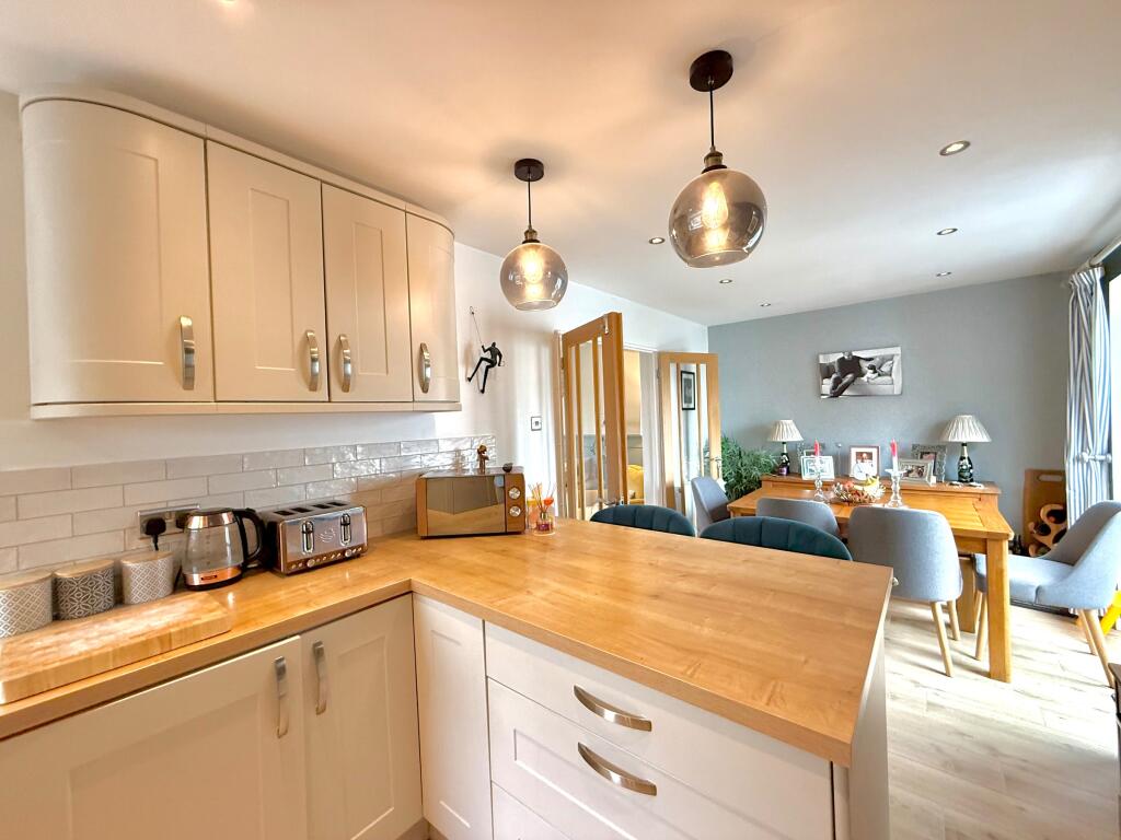 4 bedroom end of terrace house