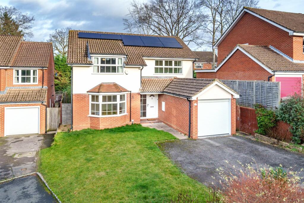 4 bedroom detached house for sale in Beechnut Close, Wokingham