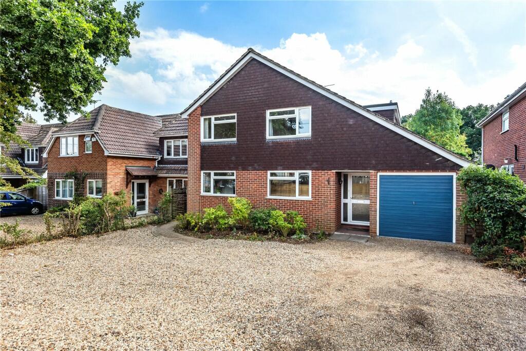 4 bedroom detached house for sale in Barkham Road, Wokingham, Berkshire