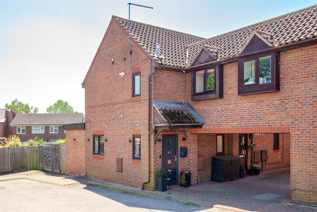 2 Bedroom End Of Terrace House For Sale In Kendrick Close Wokingham