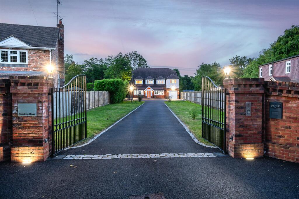 5 bedroom detached house for sale in Reading Road, Finchampstead, Wokingham, Berkshire, RG40