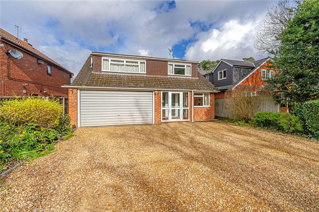 4 bedroom detached house for sale in Barkham Ride, Finchampstead