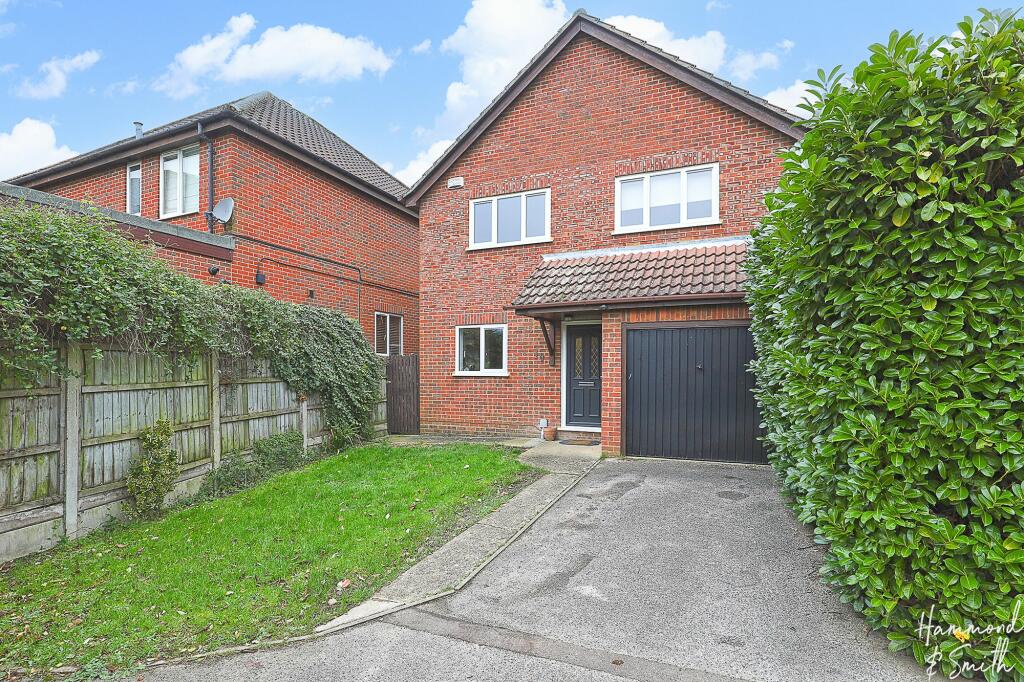4 bedroom detached house for sale in Elm Gardens, North Weald, CM16