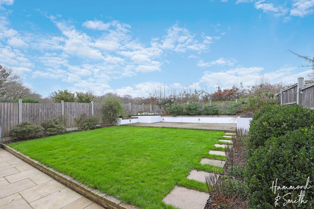 Additional property image - Red Oaks Mead, Theydon Bois, CM16