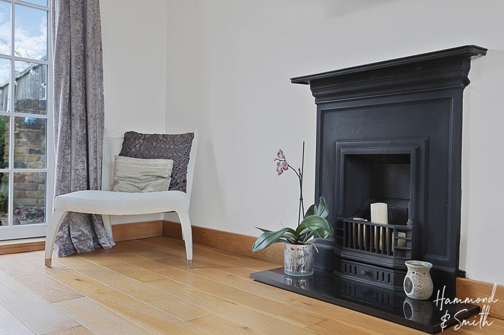 Additional property image - Red Oaks Mead, Theydon Bois, CM16