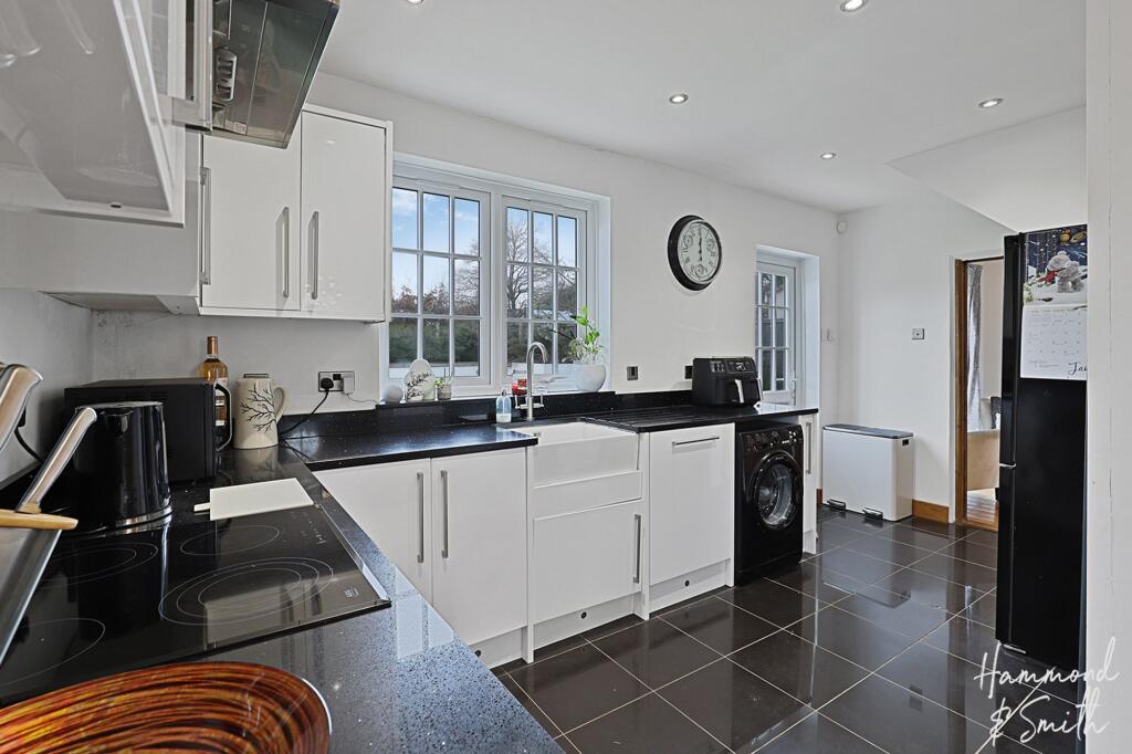 Additional property image - Red Oaks Mead, Theydon Bois, CM16
