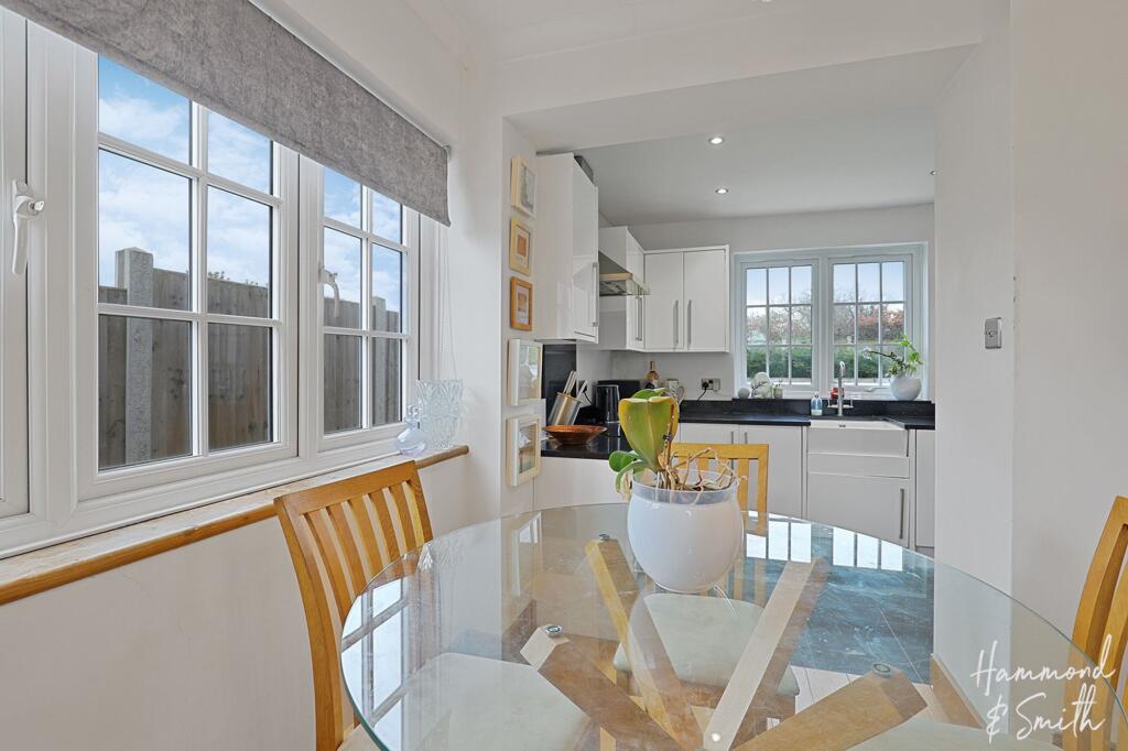 Additional property image - Red Oaks Mead, Theydon Bois, CM16