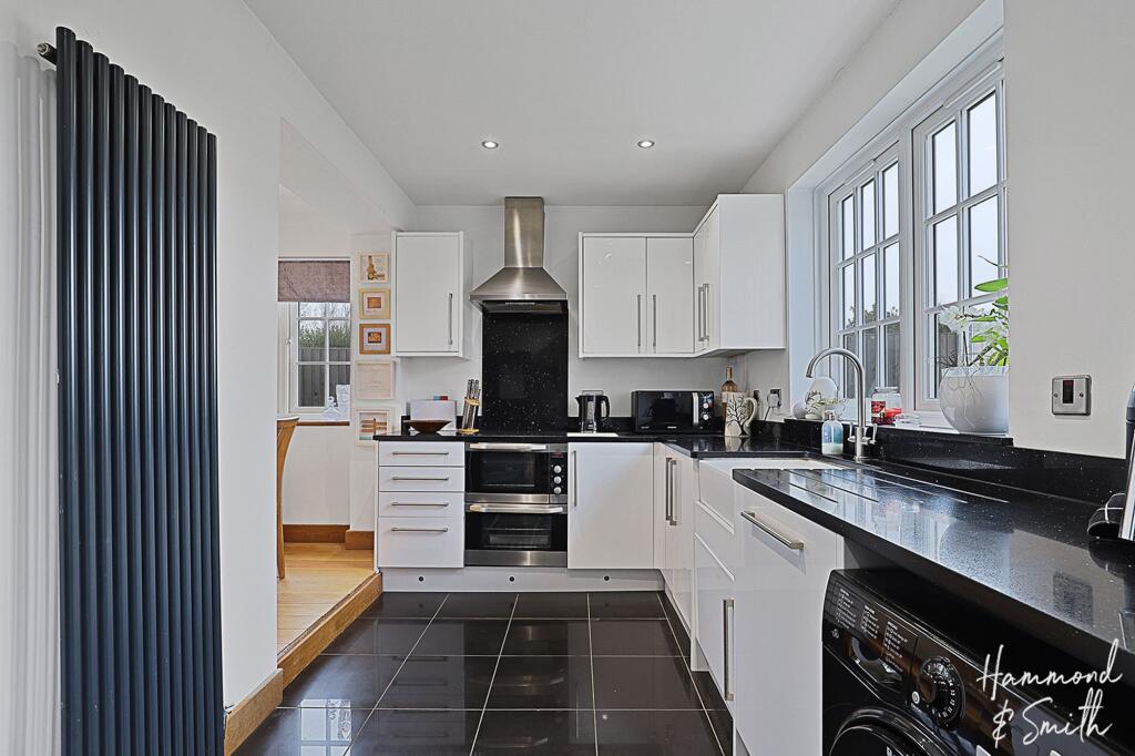 Additional property image - Red Oaks Mead, Theydon Bois, CM16