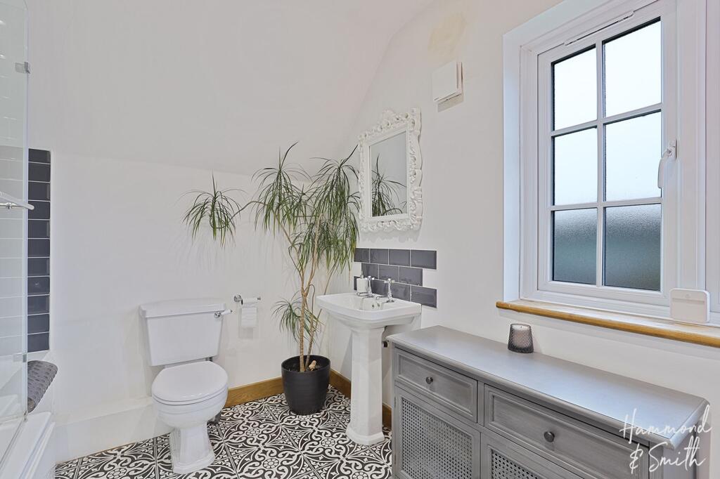 Additional property image - Red Oaks Mead, Theydon Bois, CM16