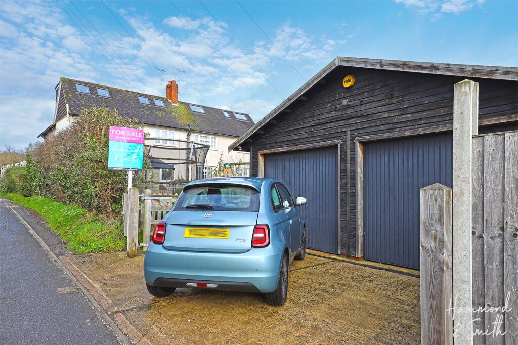 Additional property image - Red Oaks Mead, Theydon Bois, CM16