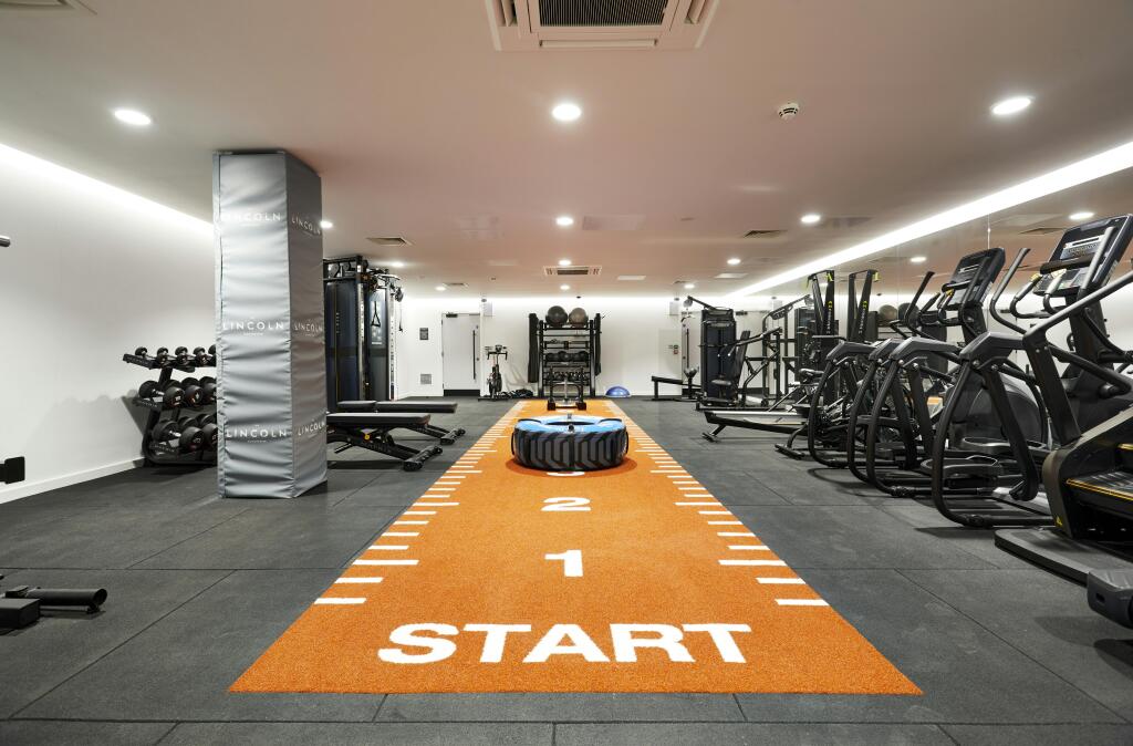 THE LINCOLN_HLA8429_HR.jpg