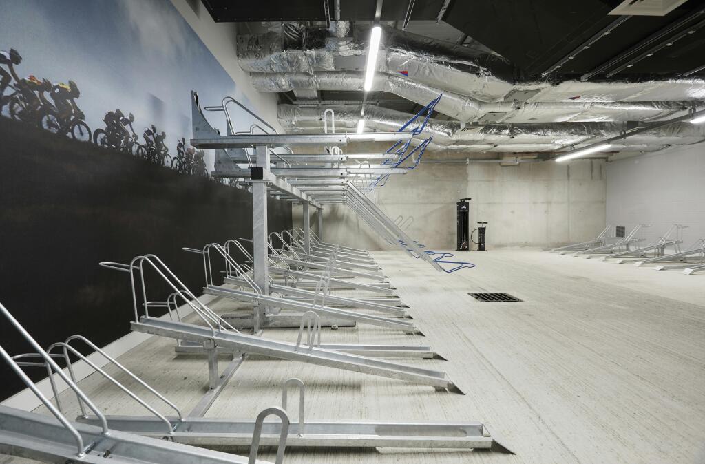 THE LINCOLN_HLA8296_HR.jpg