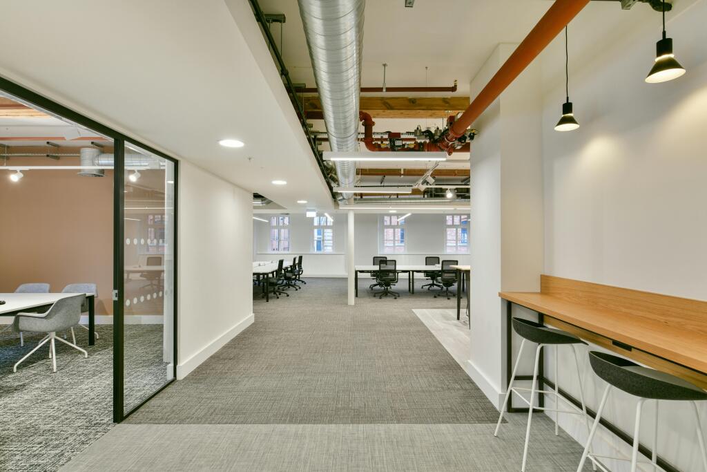 Fully Fitted Workspace