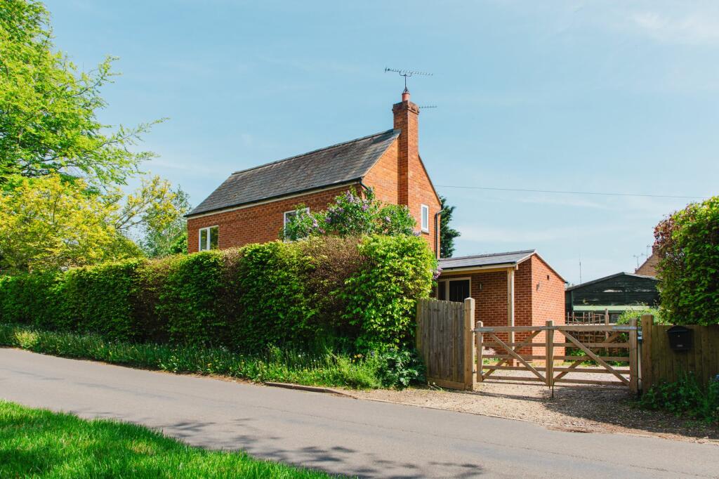 3 bedroom detached house for sale in Horn Hill Road, Adderbury, OX17