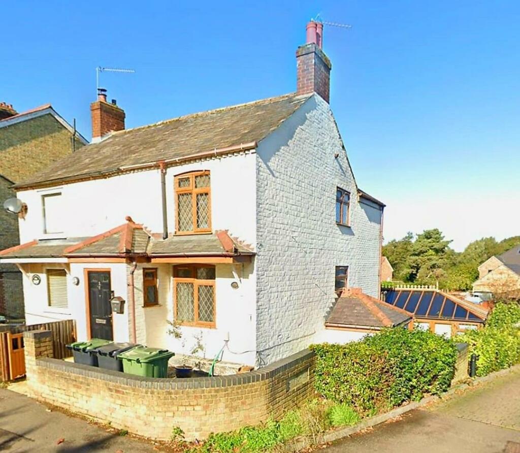 4 bedroom semidetached house for sale in Ampthill Road, Shefford, SG17