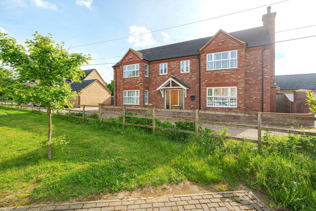 4 bedroom detached house for sale in Potton Road, Biggleswade, SG18