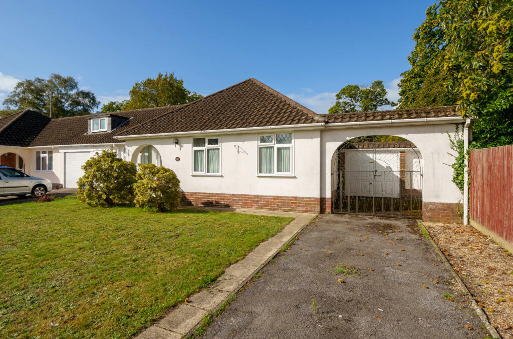 2 bedroom bungalow for sale in Moorhill Gardens, Thornhill Park, Southampton, Hampshire, SO18