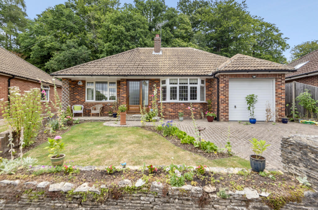 3 bedroom bungalow for sale in Undercliff Gardens, Bassett, Southampton, Hampshire, SO16