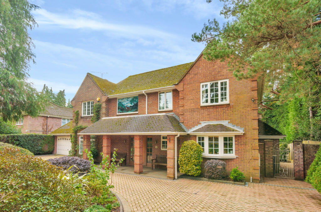 4 bedroom detached house for sale in Hadrian Way, Chilworth