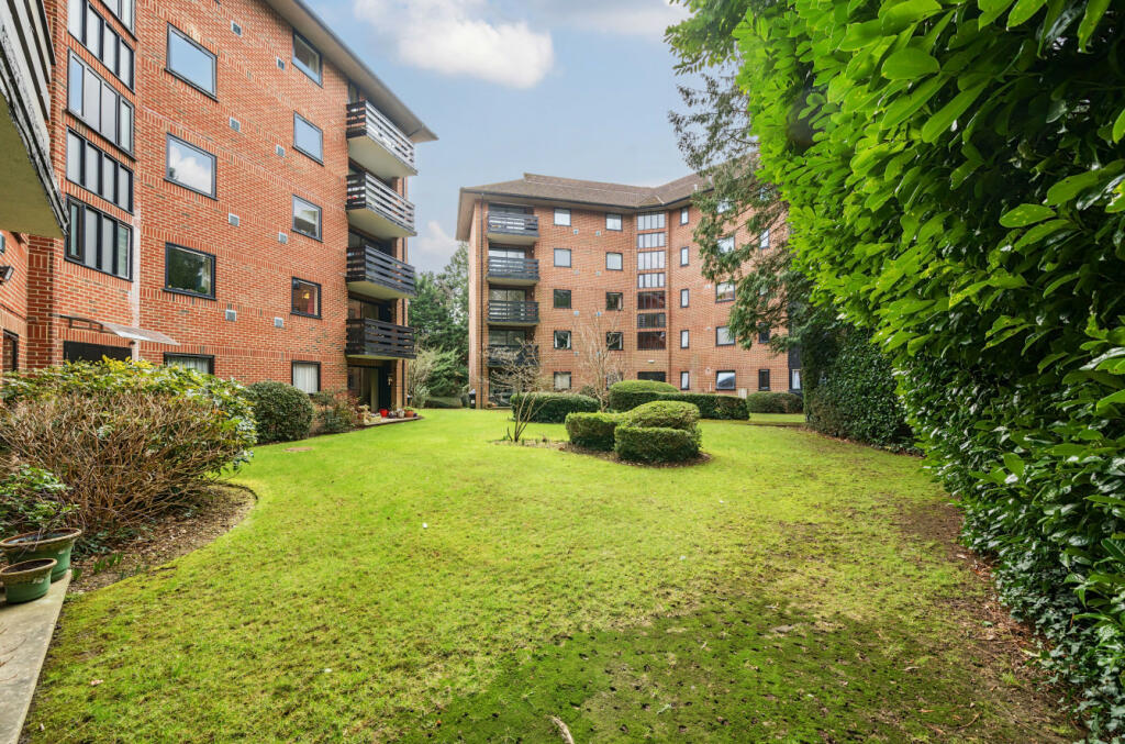 4 bedroom apartment for sale in Glen Eyre Road, Bassett, Southampton, Hampshire, SO16