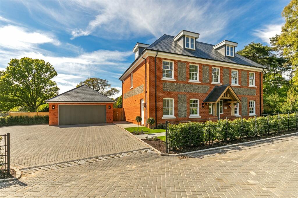 6 bedroom detached house for sale in Gainsbrooke, Chilworth Road