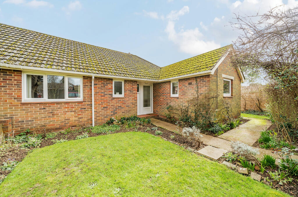 3 bedroom bungalow for sale in Field Close, Bassett Green, Southampton, Hampshire, SO16