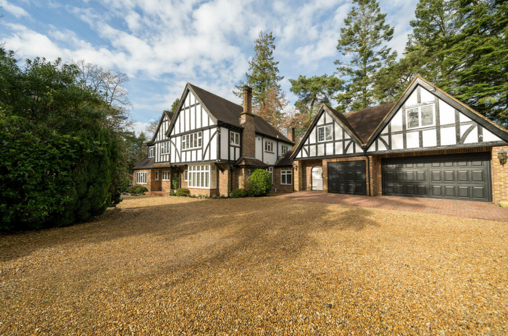 6 bedroom detached house for sale in Chilworth Road, Chilworth, Southampton, Hampshire, SO16